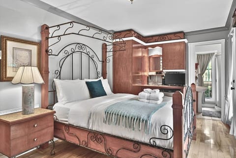 Bedroom (queen bed)
