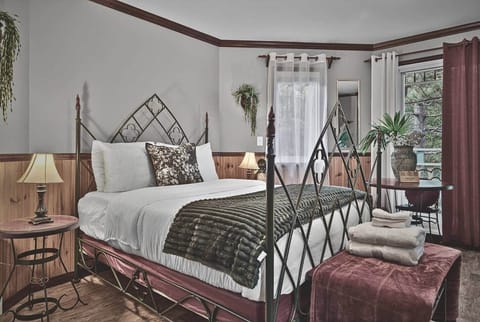 Bedroom (Queen bed)