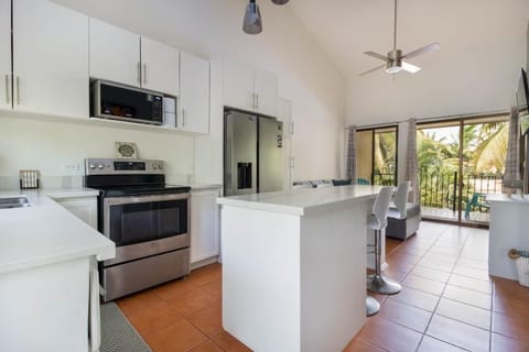 Bright & beautiful kitchen 