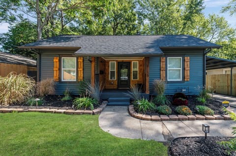 Completely renovated 4 bedroom 2 full bathroom - Minutes to all the action!
