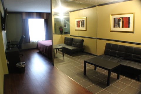 Deluxe Room, 1 King Bed | Desk, free WiFi