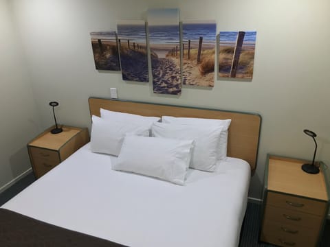 1 Bedroom G/F accessible unit | Iron/ironing board, free WiFi, bed sheets