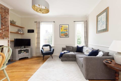Welcome to this 2-storey maisonette in the City of Chichester!