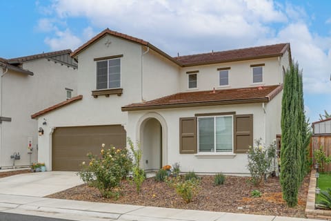 Roseville Vacation Rental | 4BR | 3BA | 2,200 Sq Ft | 1 Step Required