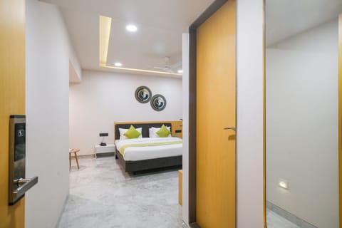 Superior Room | Desk, WiFi (free), bed sheets