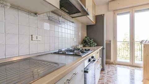 cucina condivisa completamente attrezzata con balcone