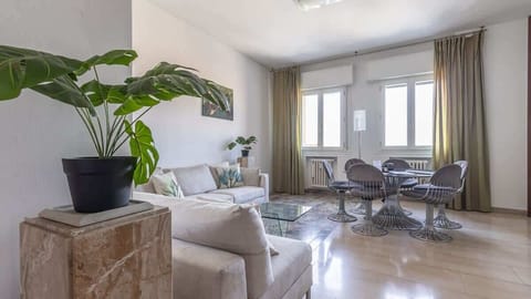 luminoso ed ampio soggiorno con divano e tavolo da pranzo