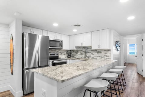 Coastal Kitchen Retreat – Completely renovated with stainless-st