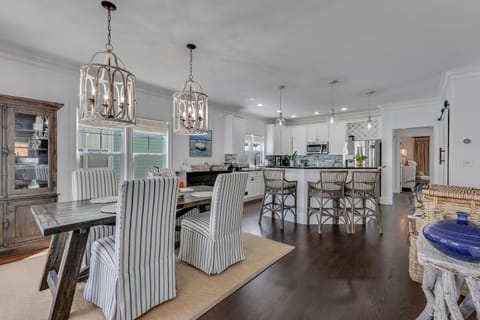 Palm Tree Palace-Dining Room & Kitchen