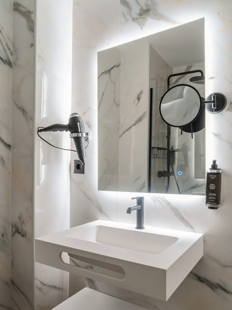 Queen Room with balcony | Bathroom | Shower, eco-friendly toiletries, hair dryer, towels