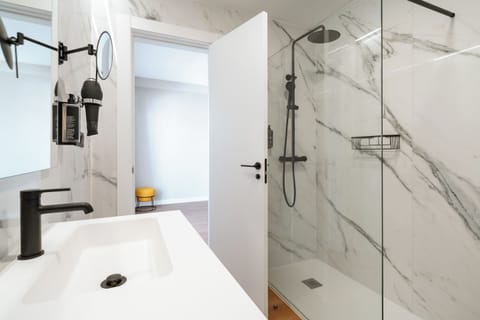 Comfort Queen Room with private terrace | Bathroom | Shower, eco-friendly toiletries, hair dryer, towels