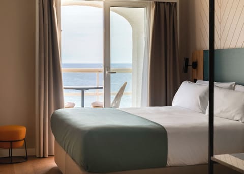 Queen Room with private terrace | Individually decorated, individually furnished, desk, laptop workspace