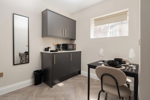 Apartment 2:
A stylish and versatile space designed for both relaxation and convenience, featuring:
🛏️ 1 x double bed
🛋️ 1 x sofa bed
💻 Dressing table/desk for work or makeup
📺 Smart TV with Netflix
🍽️ Dining for 2 with countertop and amenities
