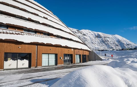 Modern architecture meets stunning snowy landscapes—experience the ultimate ski vacation with unmatched convenience. 