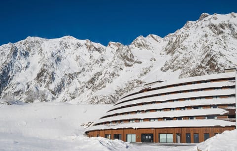 A perfect winter retreat! Enjoy direct access to the pistes from your cosy alpine-style apartment. 