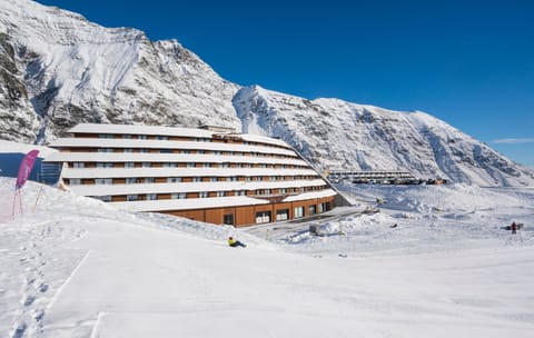 Just steps from the ski lifts, this residence offers unparalleled access to the best of Piau’s pistes. 