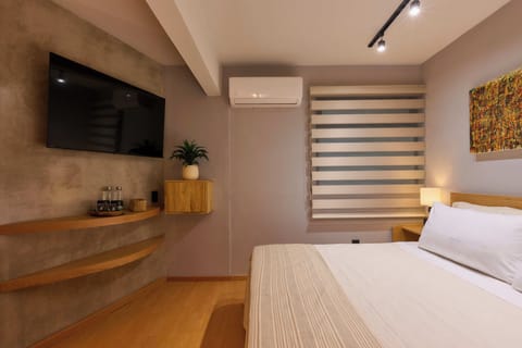 Elite Suite | Premium bedding, laptop workspace, free WiFi, bed sheets