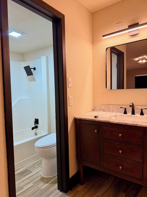 Deluxe Double Room, Valley View | Bathroom | Free toiletries, towels, soap, shampoo