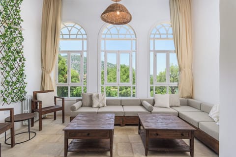 House, 4 Bedrooms, Kitchen, Mountain View | Living room | 43-inch Smart TV with cable channels, streaming services