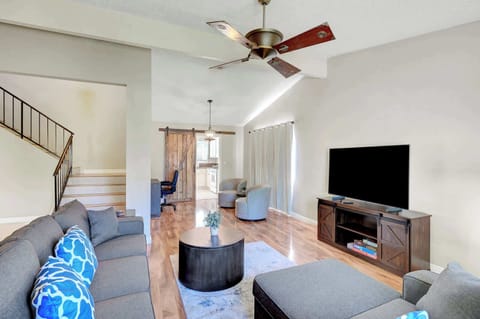 Deluxe Apartment, 4 Bedrooms, Non Smoking, City View | Living area | 55-inch Smart TV with cable channels