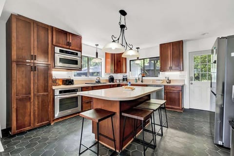 Lost Cove Retreat- Full Kitchen