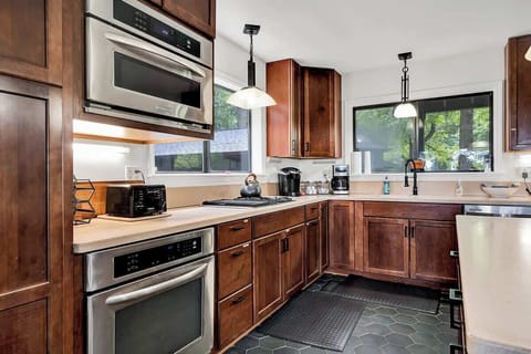 Lost Cove Retreat- Full Kitchen