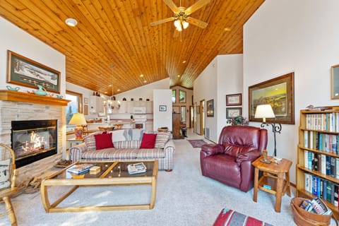 With an open concept living space enjoy hosting with friends and family | Interior