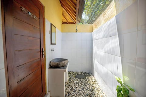 Deluxe Room | Bathroom | Shower, towels, soap, shampoo