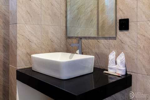 Double Room, Pool View | Bathroom