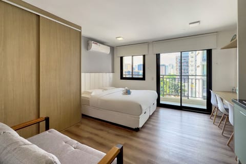 Comfort Studio Suite, 1 Queen Bed, Kitchenette, City View | Iron/ironing board, free WiFi