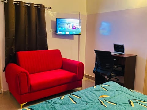 Deluxe Double Room, City View | Living area