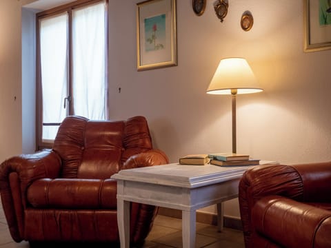 Superior Room, Garden View | Living area