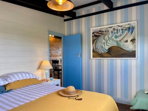 Bedroom with queen size bed