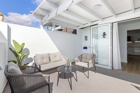 ☀️ Awaken to light, breathe the ocean air, and slow down. 🌊 Ferlen House by Bayside — a space where Lanzarote feels like yours. 🌴✨
