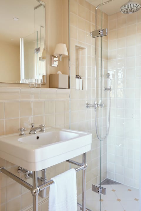 Luxury Room | Bathroom | Shower, eco-friendly toiletries, hair dryer, bathrobes