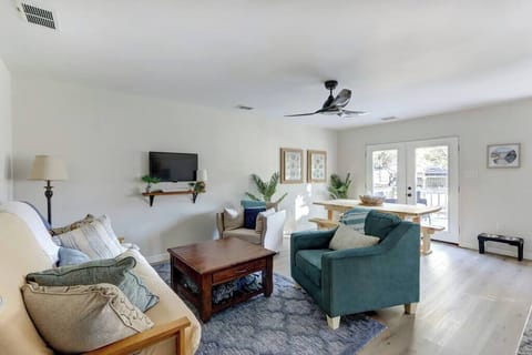 A spacious layout flooded with sunlight makes this area perfect for relaxing and entertaining friends or family. 