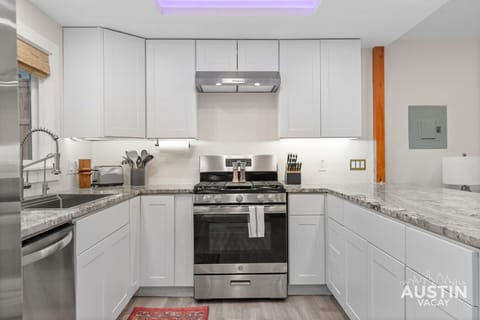 From sunrise pancakes to late-night snacks. Our gas range and full cookware set have you covered.