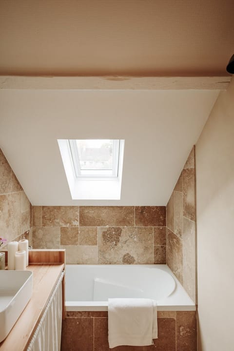 Classic Double Room, Garden View | Bathroom | Hair dryer, towels, soap, shampoo