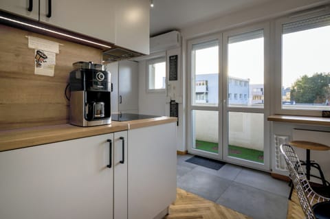Apartment, Balcony | Private kitchenette | Electric kettle, toaster