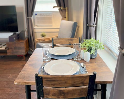 House, 1 Queen Bed, Kitchen, Garden View (Crestview Cottage 1) | Dining