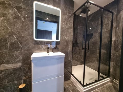 Deluxe Double Room, City View | Bathroom | Free toiletries, towels, soap, shampoo