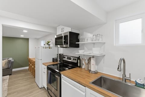 Fully Stocked Kitchen w/ Large Steel Tub and Ceramic Cookware