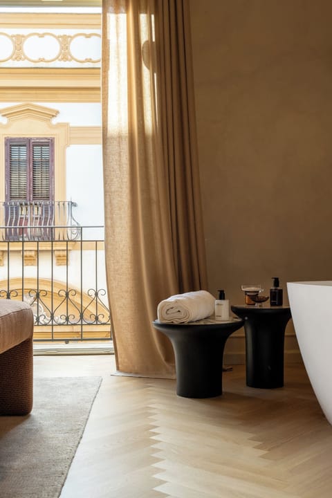 Deluxe Room, Bathtub | In-room safe, soundproofing, free WiFi