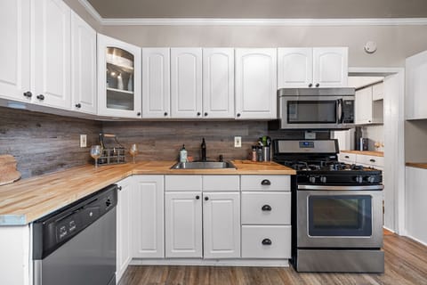 Comfort House, Non Smoking, City View | Private kitchen | Fridge, microwave, oven, stovetop