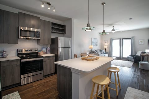 Eat in bar makes it easy to socialize while preparing meals.