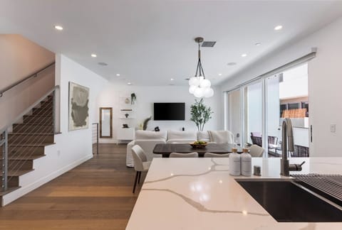 Family House, City View | Private kitchen | Full-size fridge, microwave, oven, stovetop
