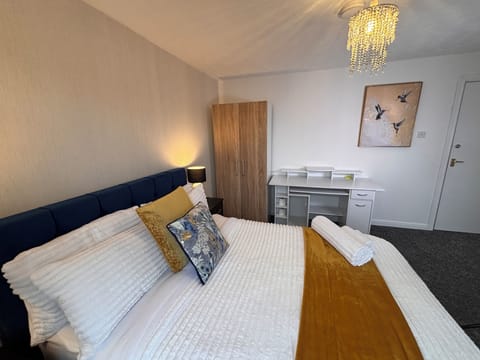 Cosy home, perfect for work contractors and families found in Kettering. House in Kettering