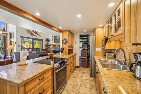 Kitchen - 4 O'Clock Lodge D25 - Breckenridge Vacation Rental