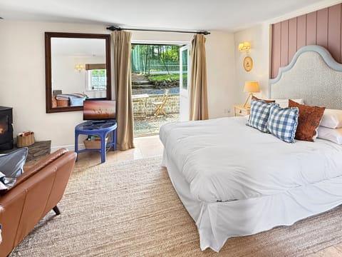 Open plan bedroom and lounge area