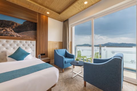 Club Room, Balcony, Valley View | Valley view